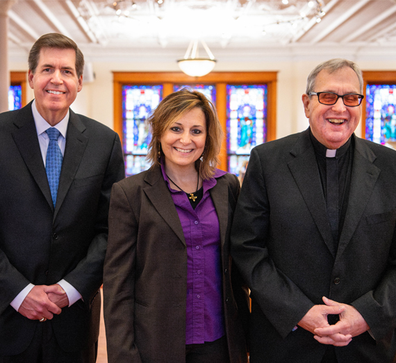 Una mujer sentada en un taburete junto a un podio